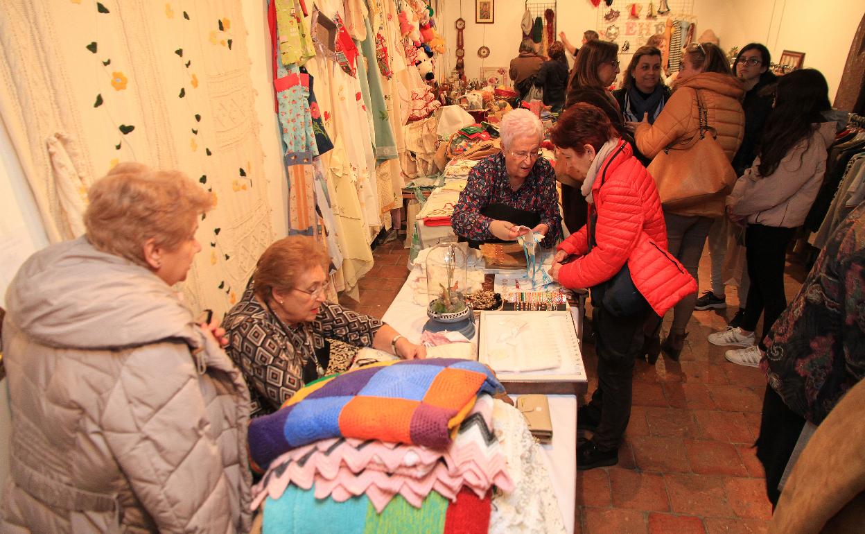 Varios de los puestos del rastrillo instalado en el Torreón de Lozoya. 