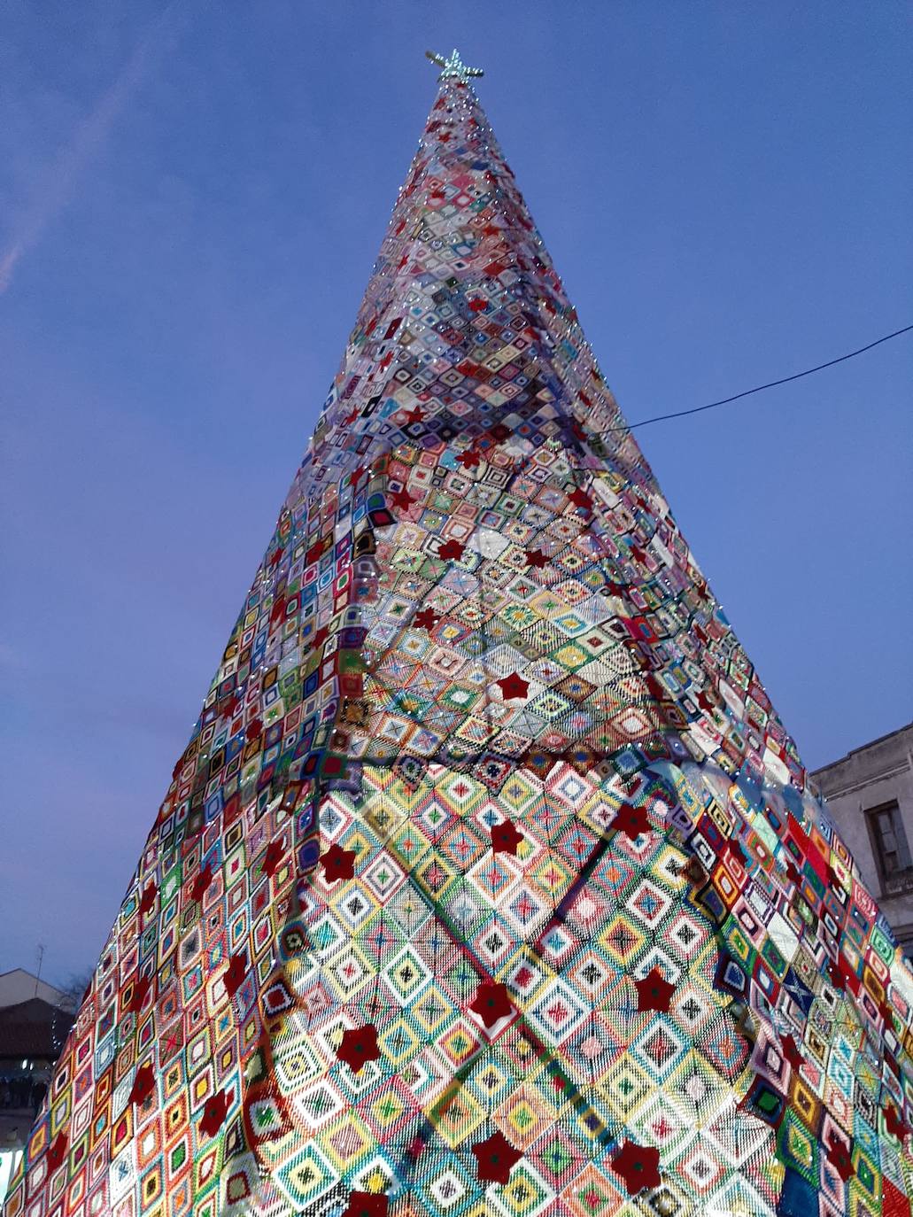 Conocido por todos, se ha convertido en el árbol de ganchillo más famoso del mundo, y desde este viernes ya luce en Villoria de Órbigo. Este árbol de Navidad de 15 metros de altura está instalado en el centro de la plaza del pueblo para dar color y luz a toda la localidad.