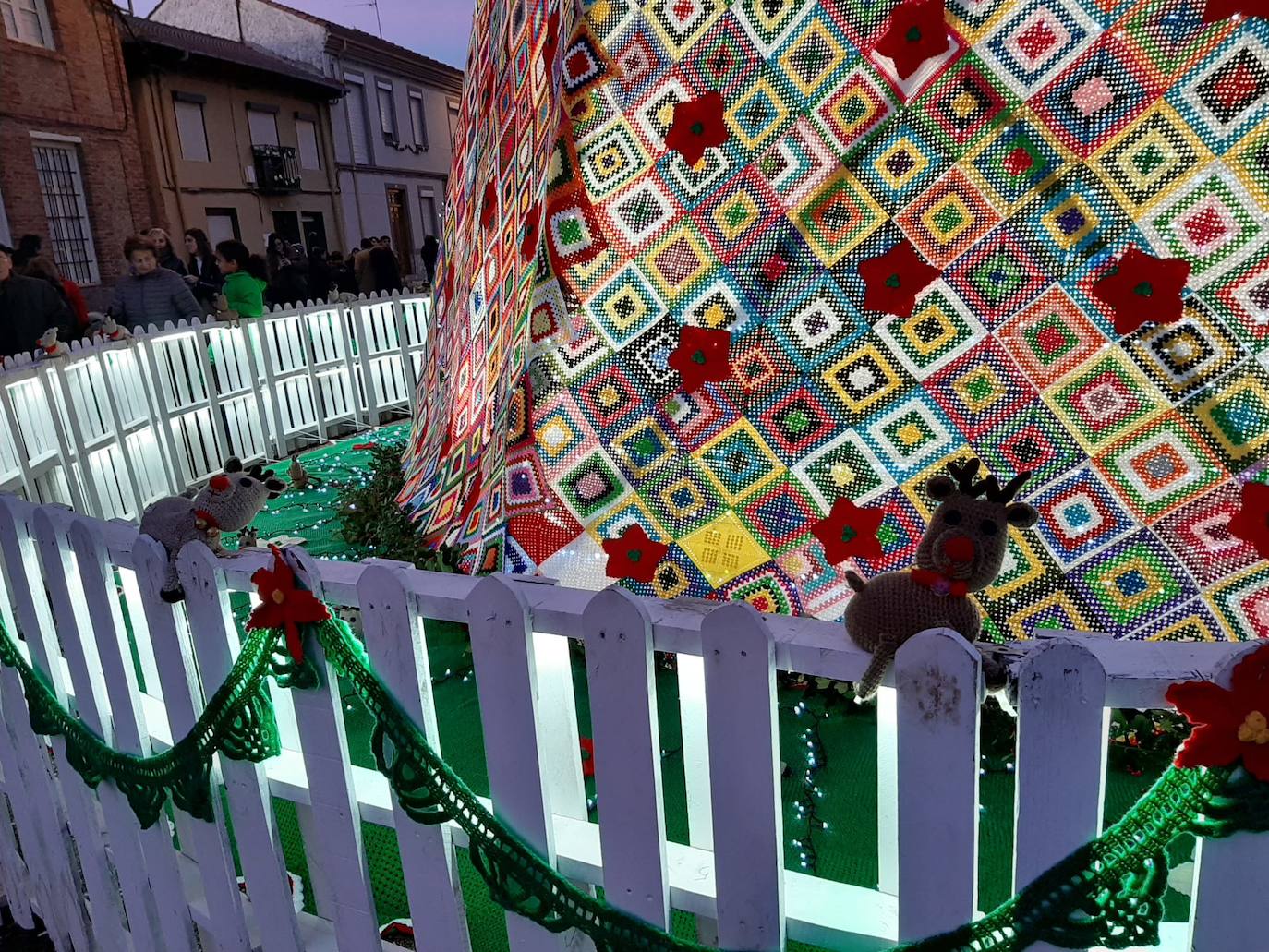 Conocido por todos, se ha convertido en el árbol de ganchillo más famoso del mundo, y desde este viernes ya luce en Villoria de Órbigo. Este árbol de Navidad de 15 metros de altura está instalado en el centro de la plaza del pueblo para dar color y luz a toda la localidad.