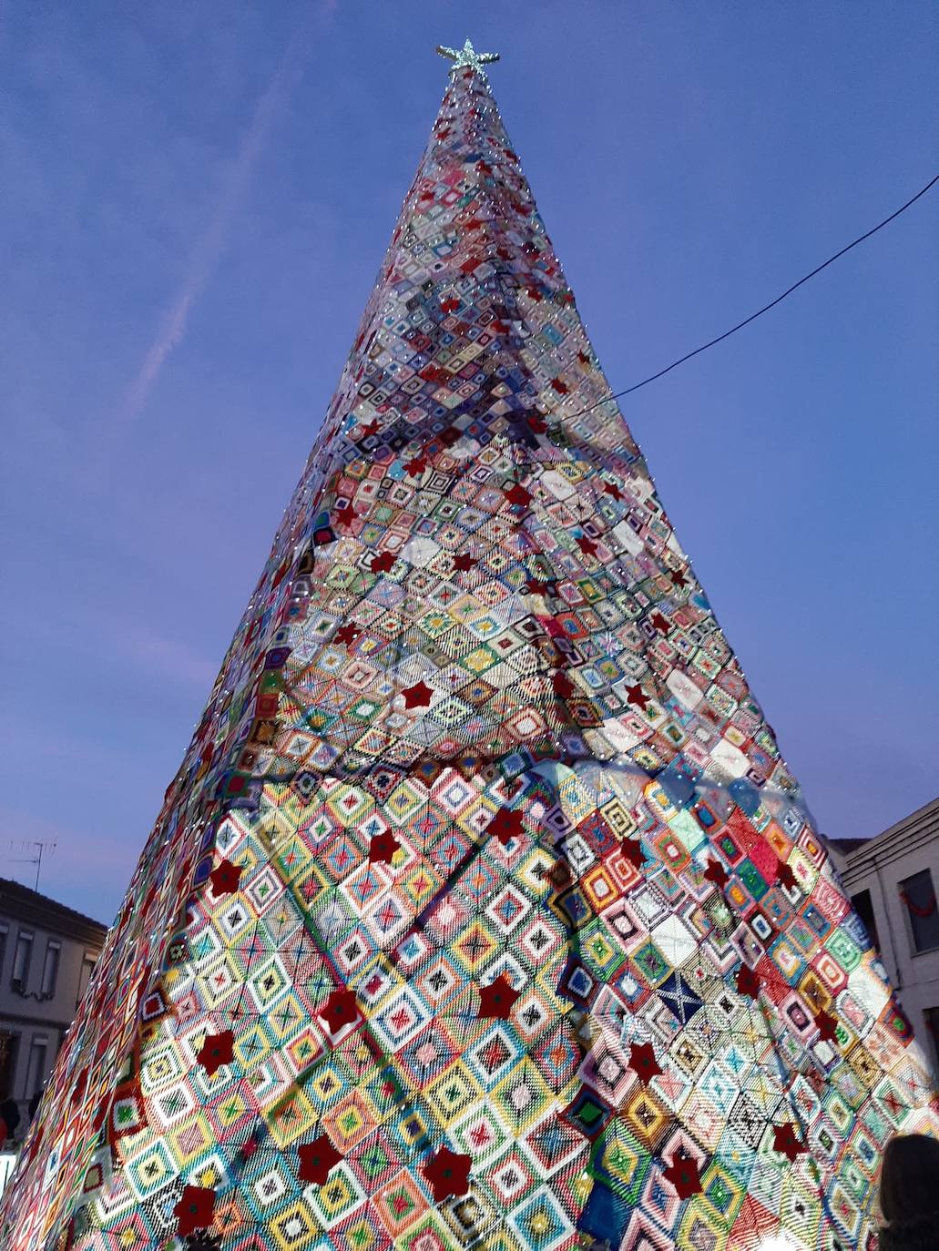 Conocido por todos, se ha convertido en el árbol de ganchillo más famoso del mundo, y desde este viernes ya luce en Villoria de Órbigo. Este árbol de Navidad de 15 metros de altura está instalado en el centro de la plaza del pueblo para dar color y luz a toda la localidad.