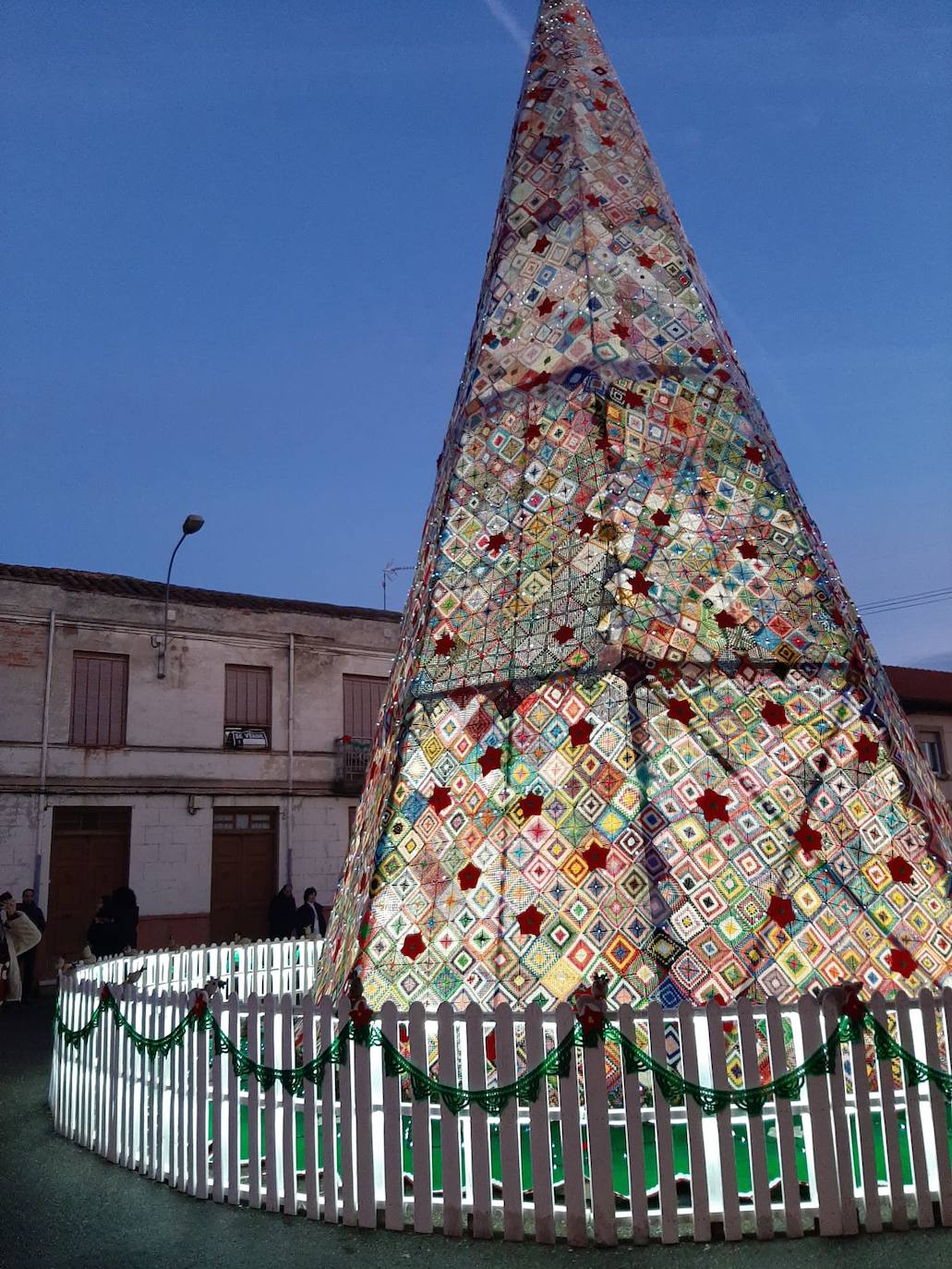 Conocido por todos, se ha convertido en el árbol de ganchillo más famoso del mundo, y desde este viernes ya luce en Villoria de Órbigo. Este árbol de Navidad de 15 metros de altura está instalado en el centro de la plaza del pueblo para dar color y luz a toda la localidad.