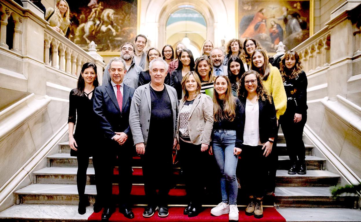 Foto de familia de los premiados. 