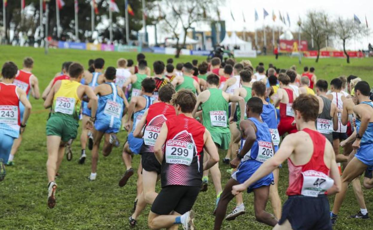 Los atletas, durante el Europeo de cross en Lisboa. 