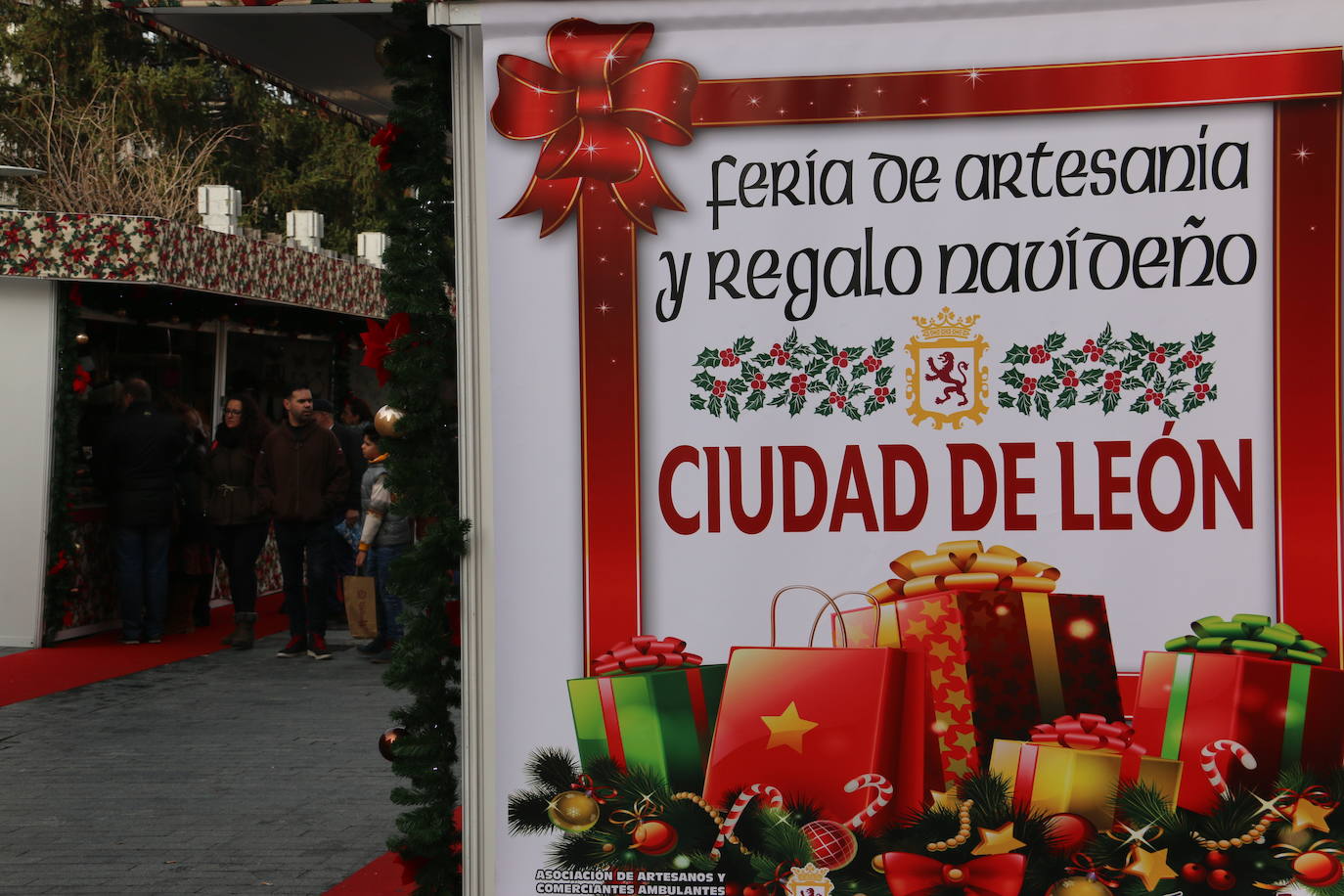 Es un clásico de la Navidad y esta vez tampoco iba a faltar a su cita. Animados por el festivo, muchos leoneses se acercan a visitar la ya tradicional 'Feria de artesanía y regalo navideño Ciudad de León' con la idea de descubrir una actividad que ya se ha convertido en referencia de esta época del año.