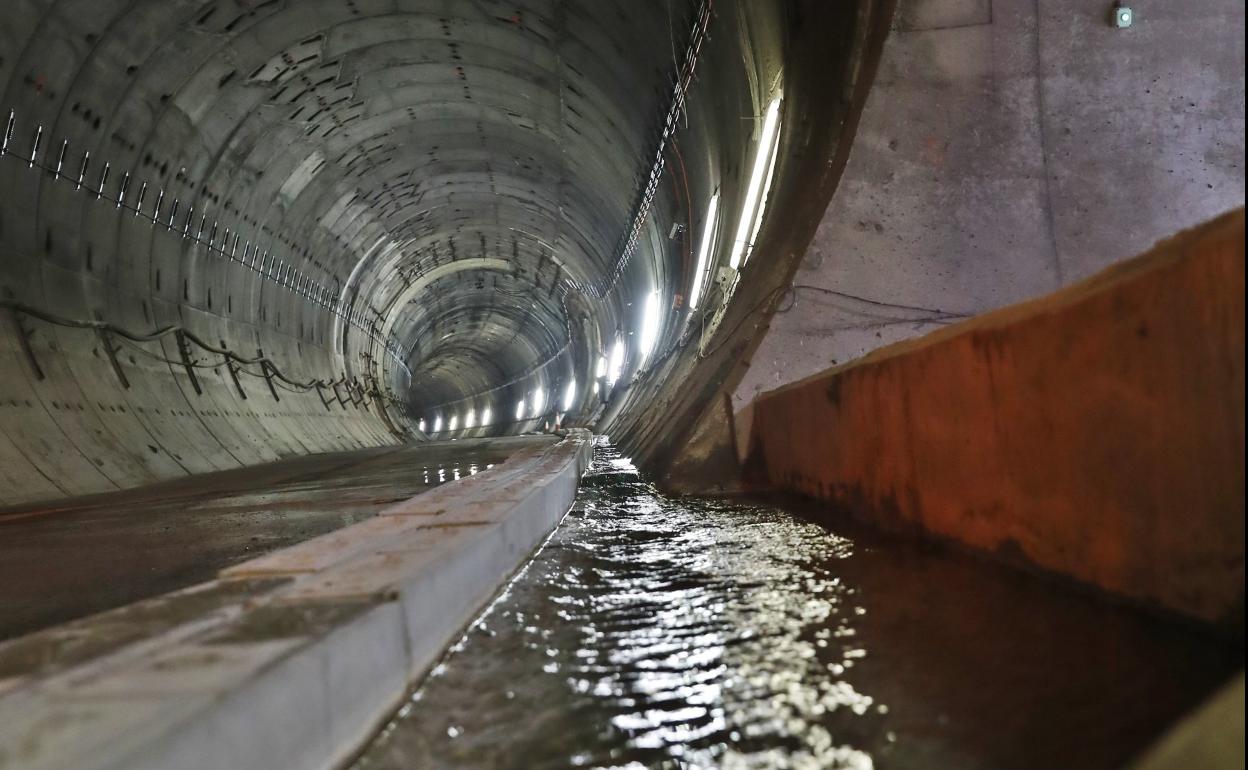 Agua fluyendo en una canaleta del túnel intermedio de Buiza. 