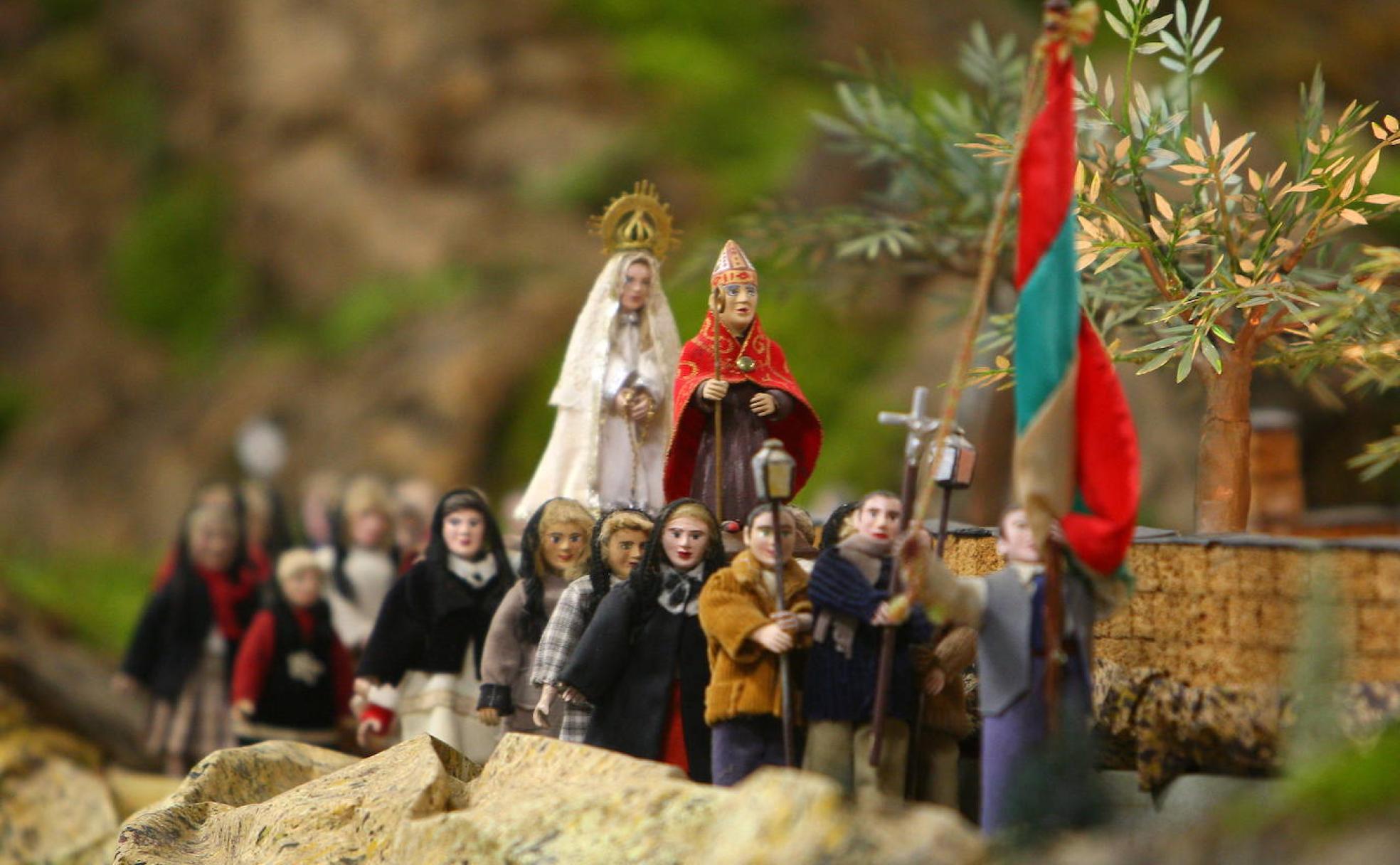 Una escena del belén de Cabañas Raras en las que figura una procesión tradicional leonesa. 