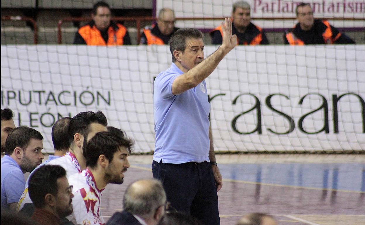 Manolo Cadenas, en en el último partido del Abanca Ademar.
