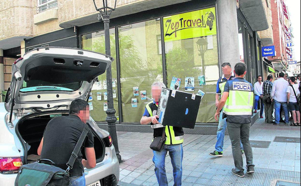 La Policía Nacional retira el 14 de agosto de 2017 un ordenador y documentación de la agencia de viajes Zep Travel. 