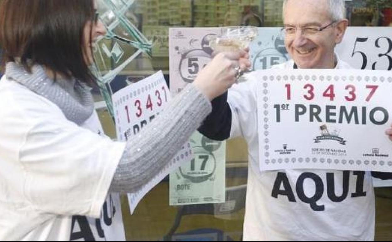 Una administración de Boñar celebra el primer premio.