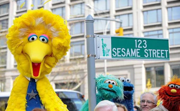 Algunos de los personajes más conocidos de 'Sesame Street' en una calle de Nueva York.