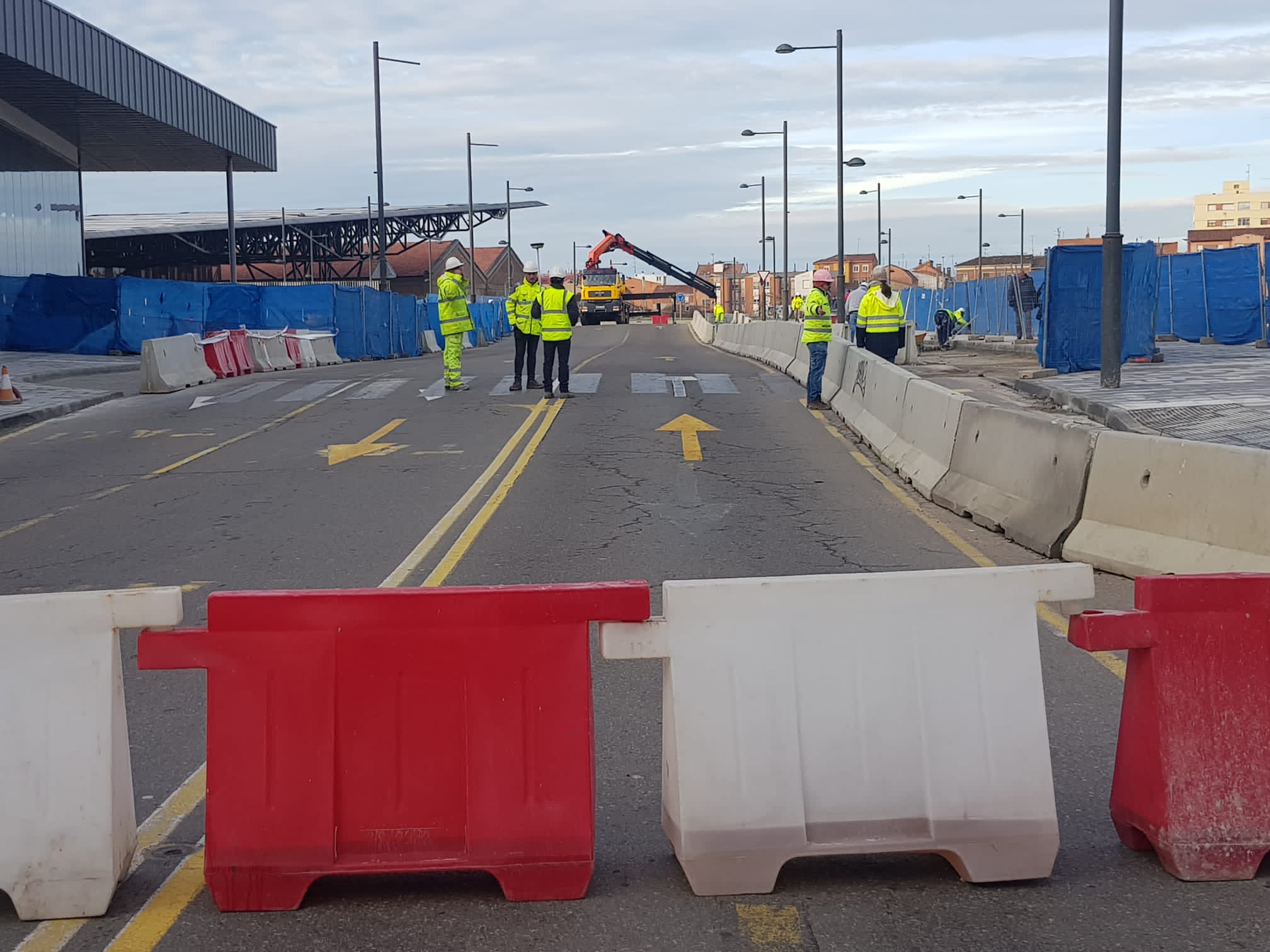Imagen de las obras en el entorno de la estación de tren este lunes.