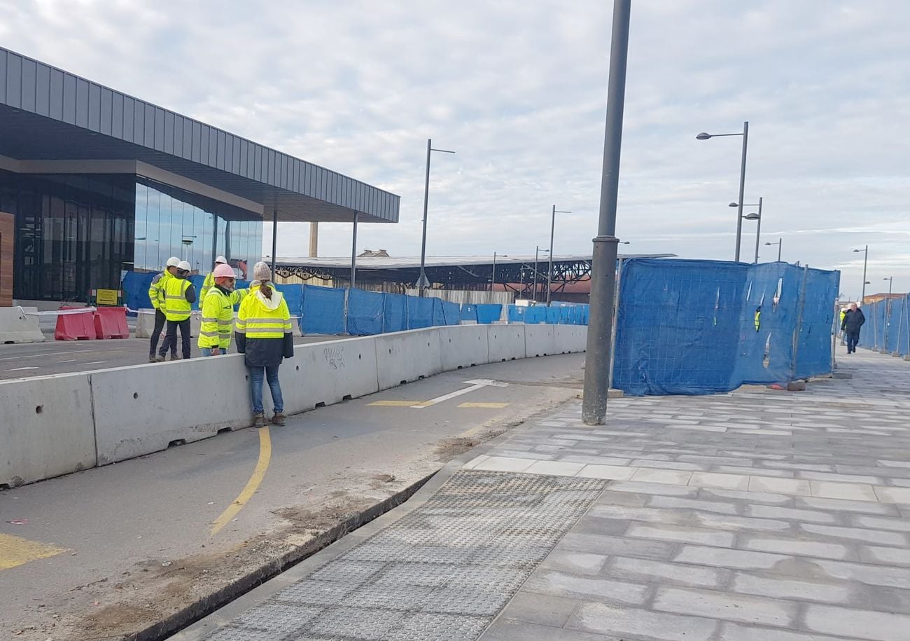 Imagen de las obras en el entorno de la estación de tren este lunes.