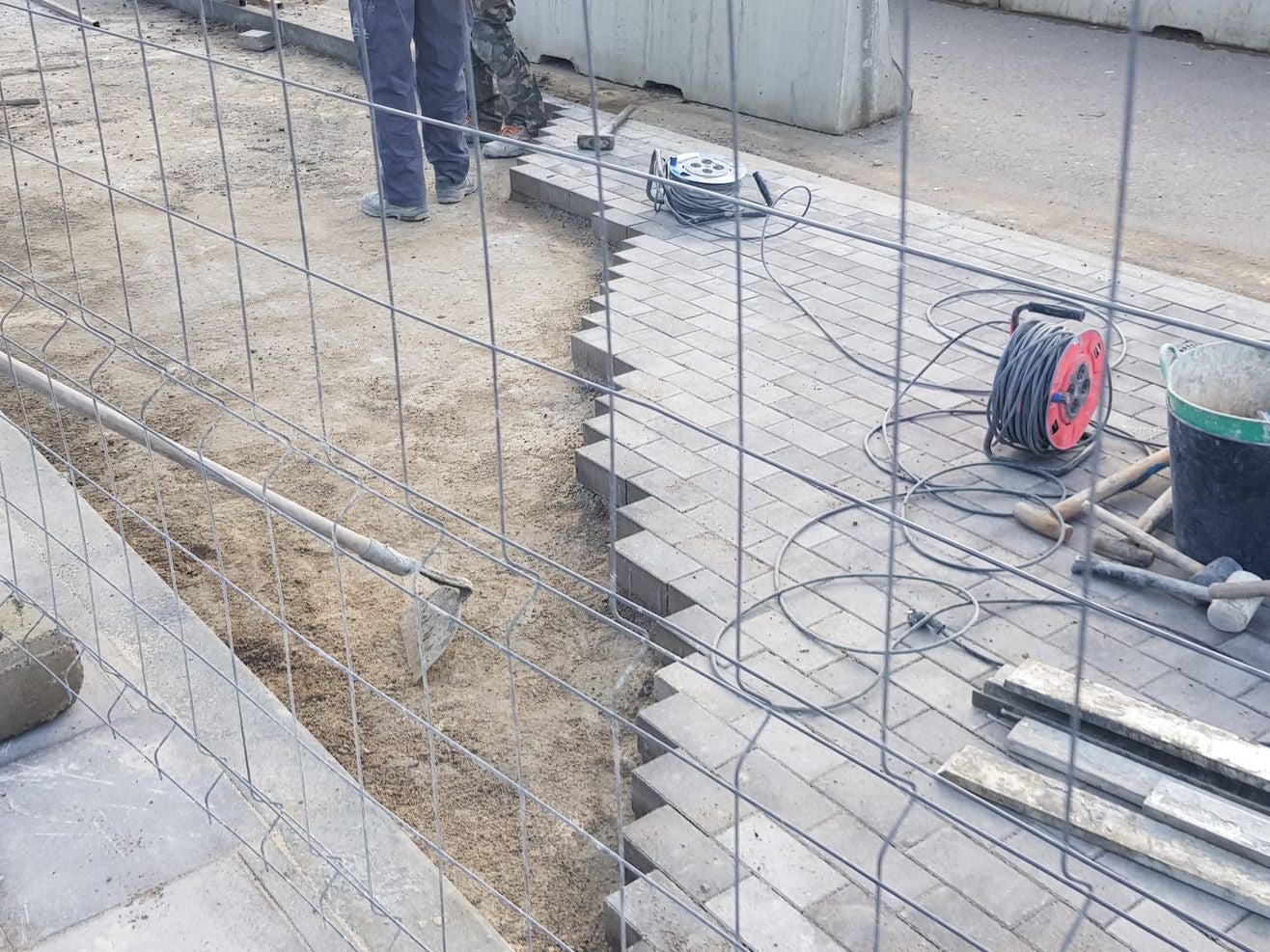 Imagen de las obras en el entorno de la estación de tren este lunes.