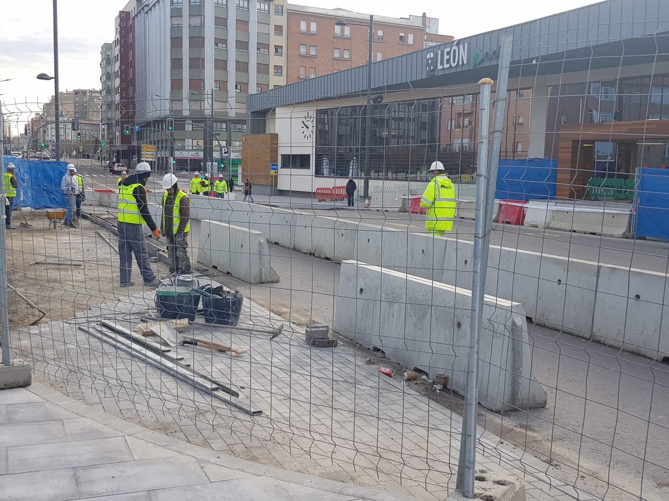 Imagen de las obras en el entorno de la estación de tren este lunes.