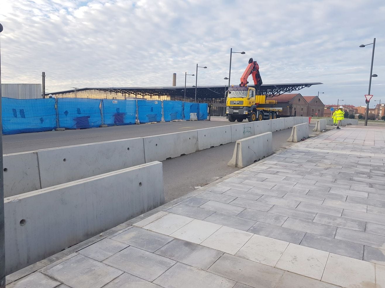 Imagen de las obras en el entorno de la estación de tren este lunes.