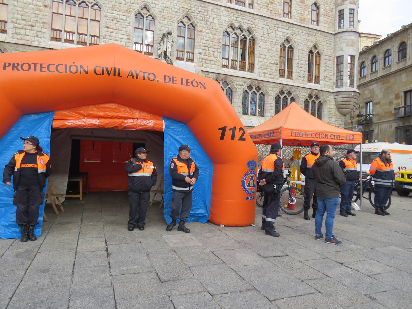 La ciudad de León muestra en una exposición los recursos de los que dispone este cuerpo y rendirá homenaje a los voluntarios más veteranos