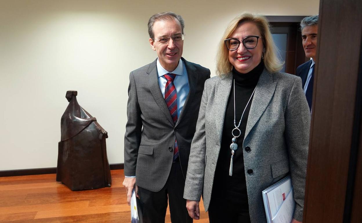 El consejero de Empleo e Industria, Germán Barrios, y la directora del Organismo Estatal de Inspección de Trabajo y Seguridad Social, María Soledad Serrano.