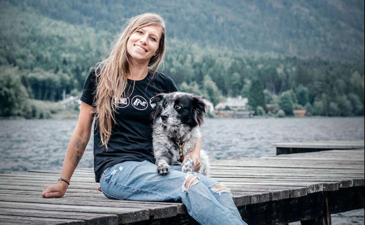 La fotógrafa austriaca Anne Geier junto a su perro Yuri.