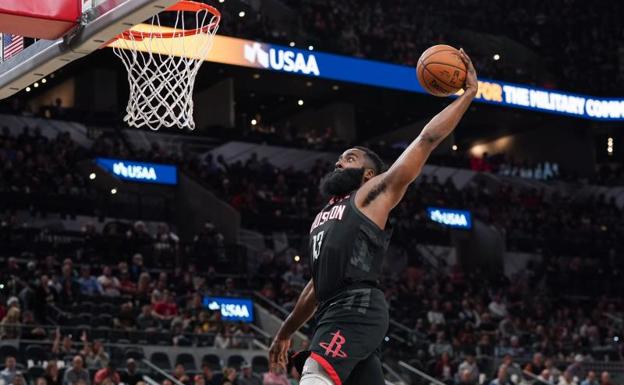 James Harden, haciendo un mate 