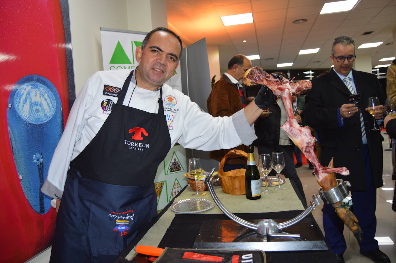 Momento de la celebración del brindis de Navidad en Alauto