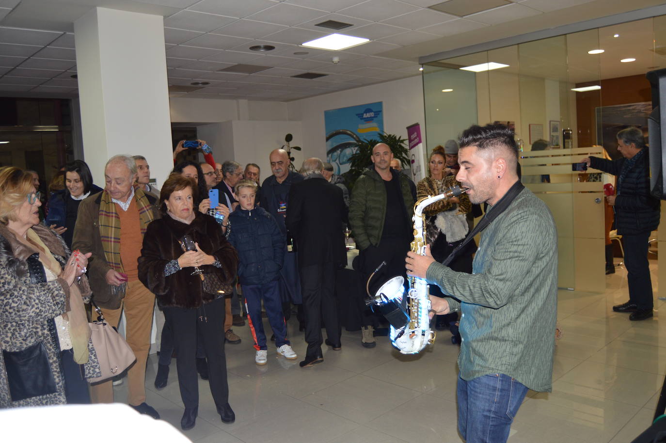 Momento de la celebración del brindis de Navidad en Alauto