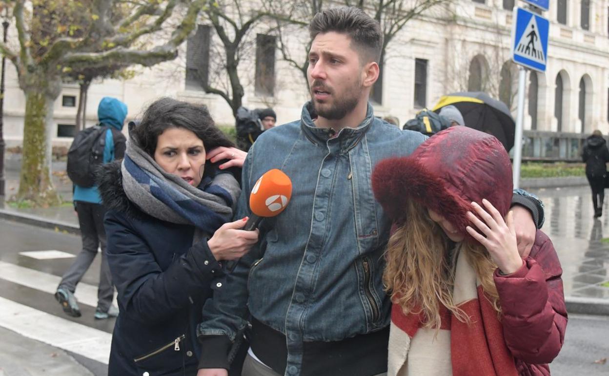 Viti, en el momento de salir del Juzgado tras recoger la sentencia.