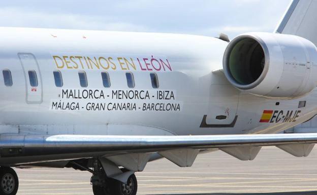 Uno de los aviones del Aeropuerto de León.