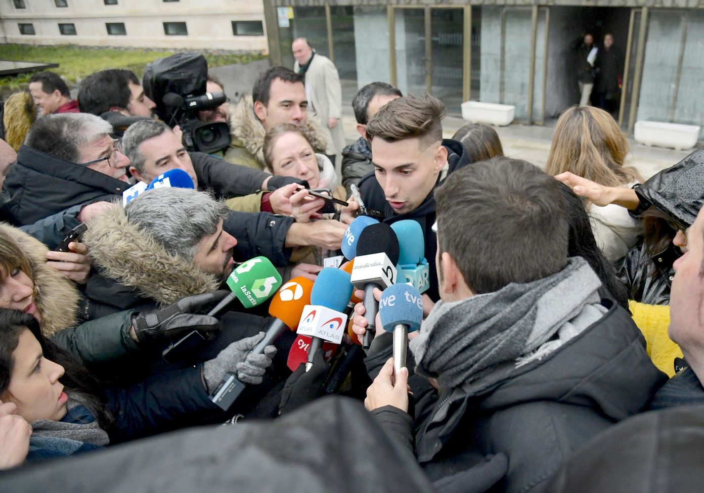 Los tres exfutbolistas Raúl Calvo, Carlos Cuadrado y Víctor Rodríguez, acusados por un presunto delito de agresión sexual a una menor de 16 años, han sido condenados a 114 años de cárcel.