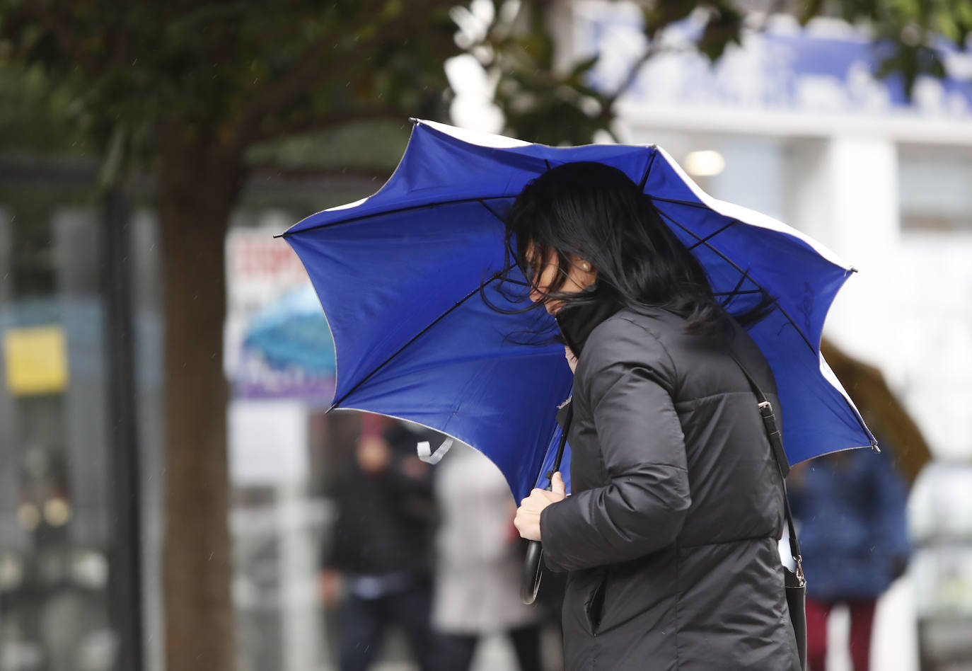 Fotos: Viento, lluvia y oleaje marcan el tiempo en Asturias