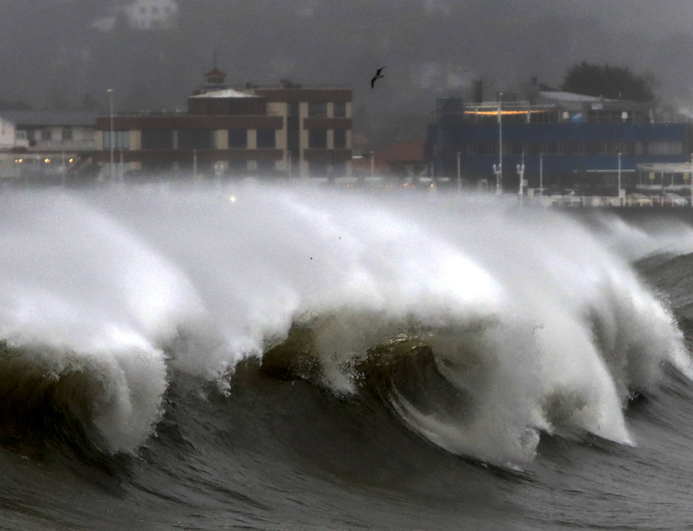 Fotos: Viento, lluvia y oleaje marcan el tiempo en Asturias