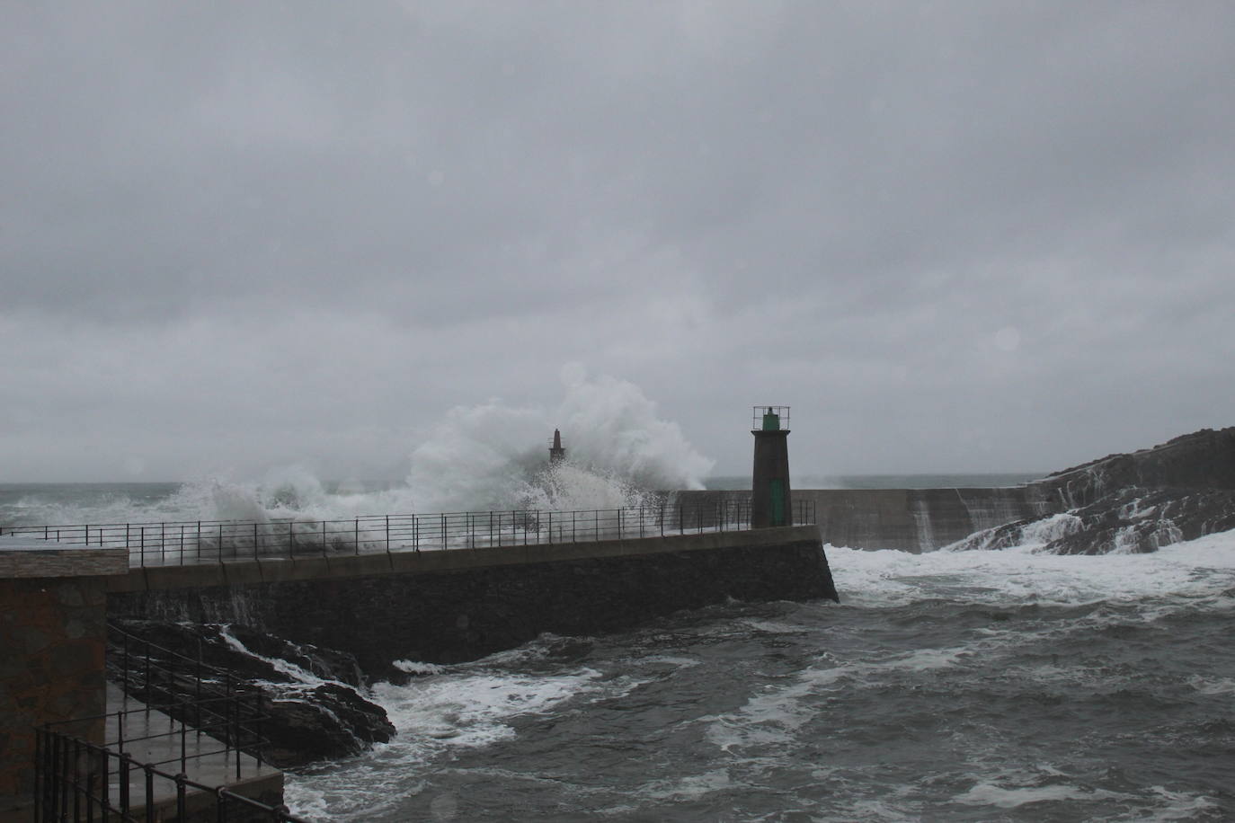 Fotos: Viento, lluvia y oleaje marcan el tiempo en Asturias