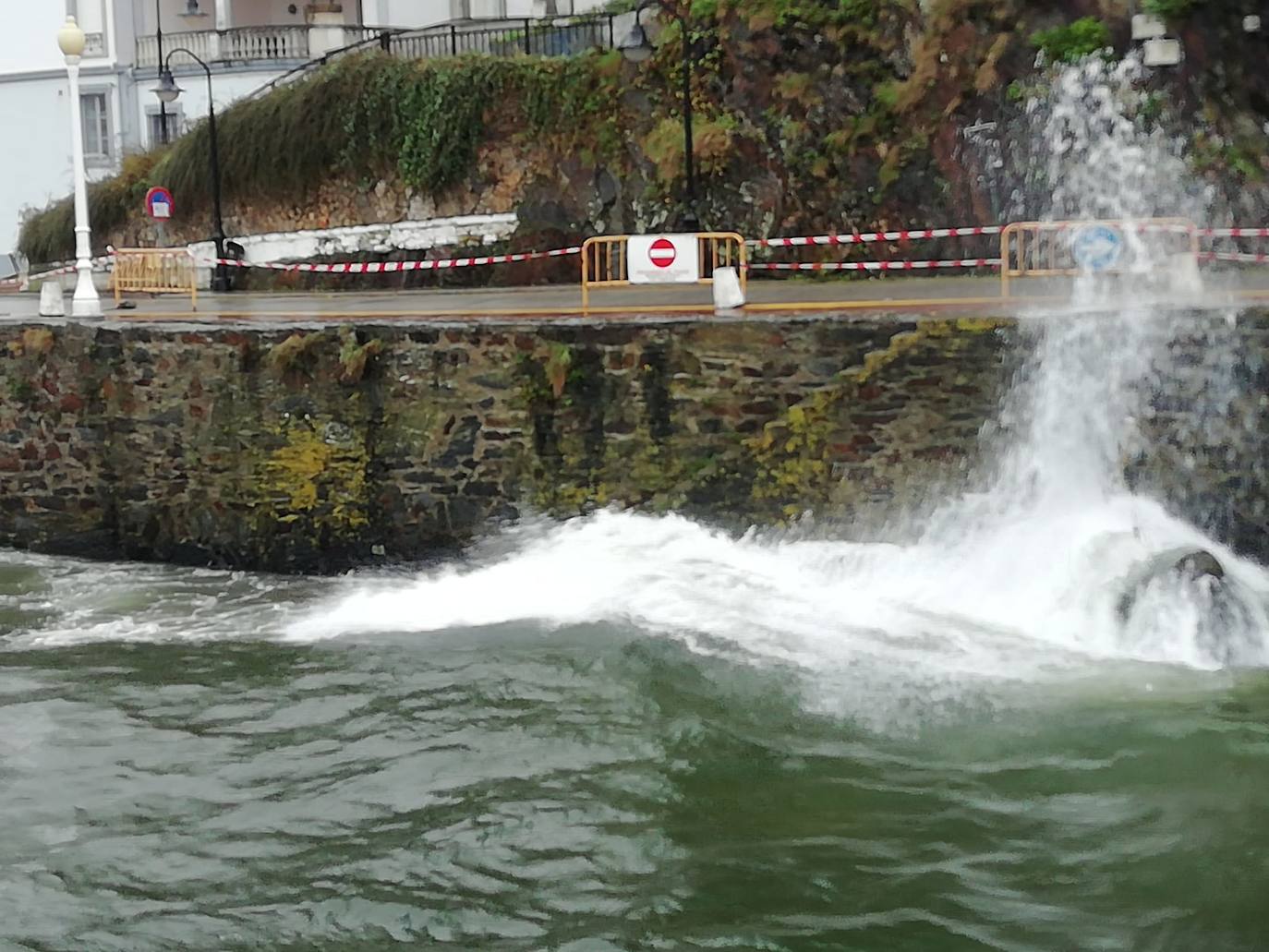 Fotos: Viento, lluvia y oleaje marcan el tiempo en Asturias