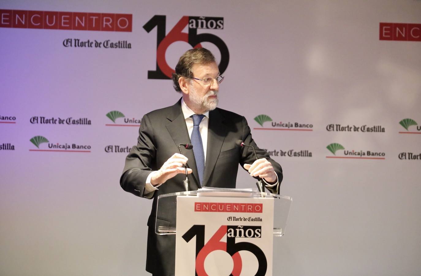 El presidente de la Junta de Castilla y León, Alfonso Fernández Mañueco, presenta al ex presidente del Gobierno, Mariano Rajoy, en el Encuentro 165 años de El Norte de Castilla.