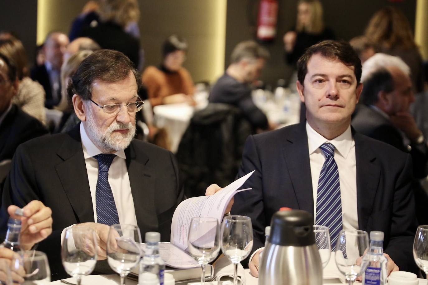 El presidente de la Junta de Castilla y León, Alfonso Fernández Mañueco, presenta al ex presidente del Gobierno, Mariano Rajoy, en el Encuentro 165 años de El Norte de Castilla.