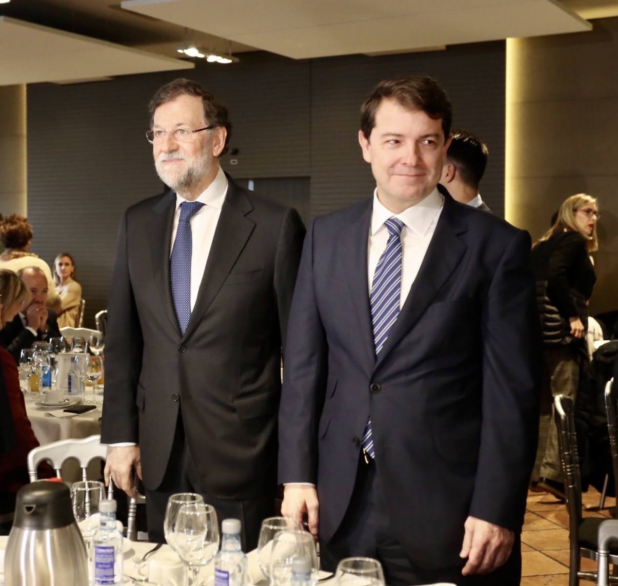 El presidente de la Junta de Castilla y León, Alfonso Fernández Mañueco, presenta al ex presidente del Gobierno, Mariano Rajoy, en el Encuentro 165 años de El Norte de Castilla.