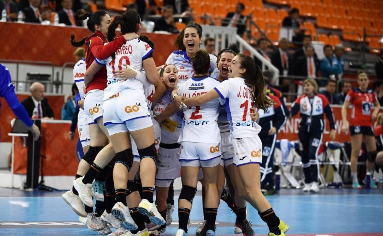 Las 'Guerreras' celebran su clasificación para la final del Mundial.