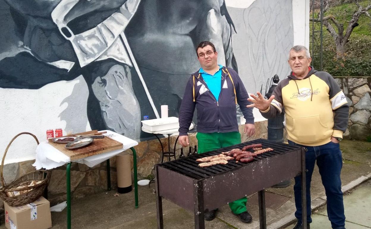 Los vecinos, durante la parrillada posterior al acto litúrgico.