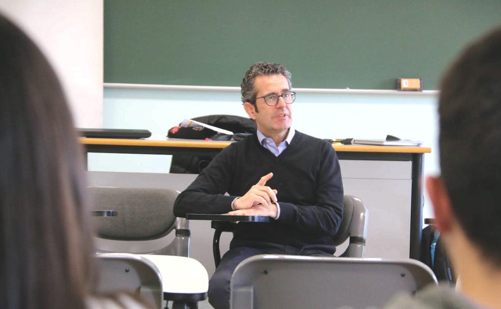 El profesor del departamento de Educación Física y Deportiva de la Universidad de León, Ángel Pérez Pueyo, durante una clase.