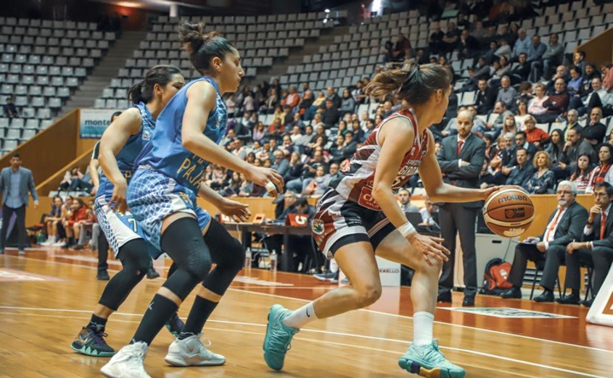 Vicky Llorente, en un partido con el Embutidos Pajariel.