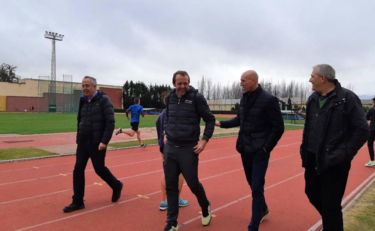 El alcalde de León asiste a la concentración de la Federación Española de Atletismo en el Estadio Hispánico