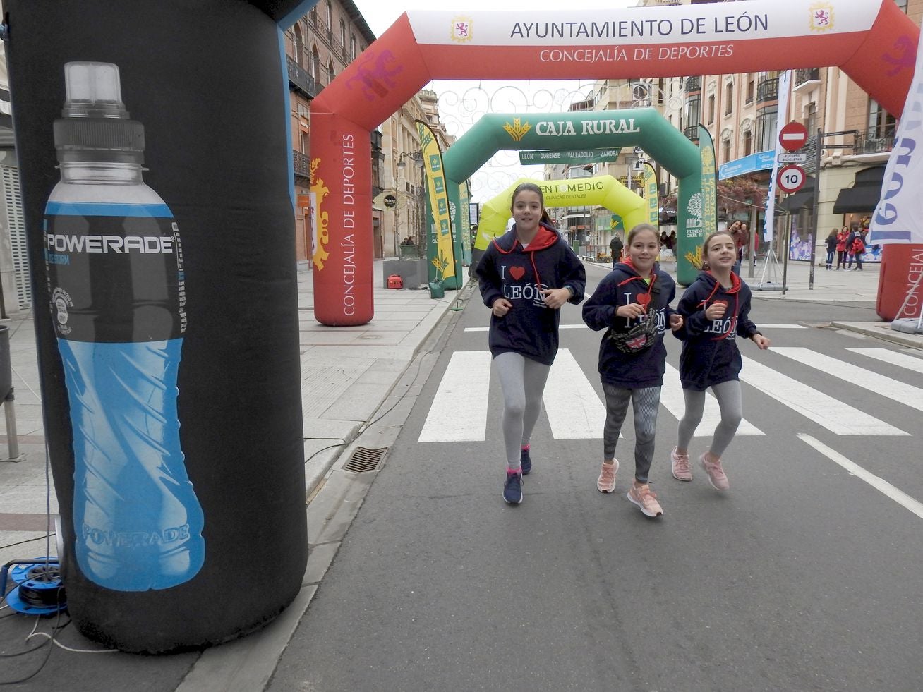 La sudadera de la Carrera de las Empresas 'I love León' se convierte en protagonista en la mañana dominical.