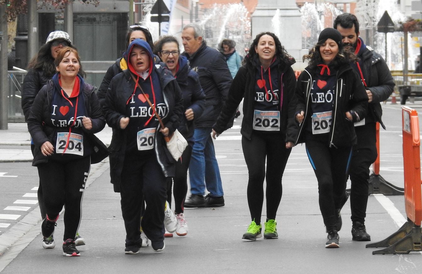 La sudadera de la Carrera de las Empresas 'I love León' se convierte en protagonista en la mañana dominical.