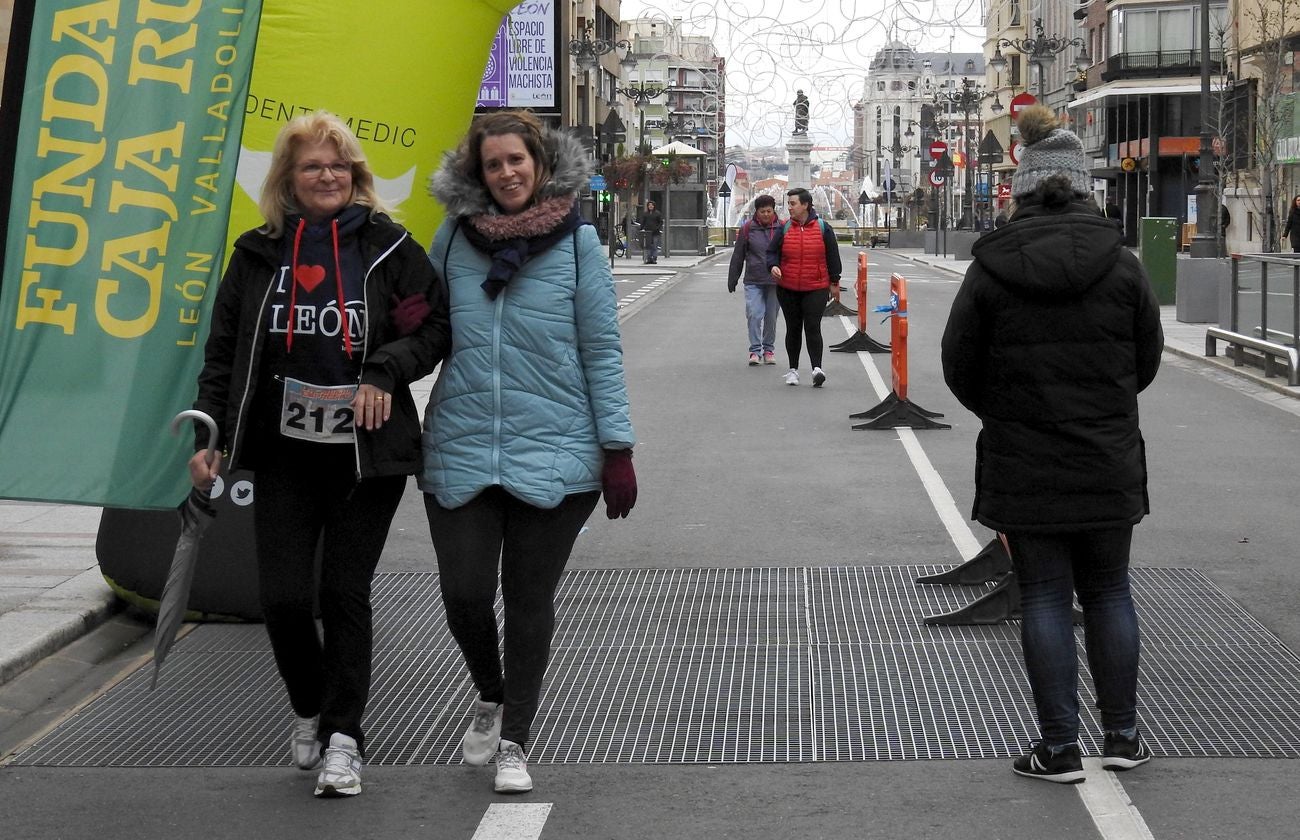 La sudadera de la Carrera de las Empresas 'I love León' se convierte en protagonista en la mañana dominical.