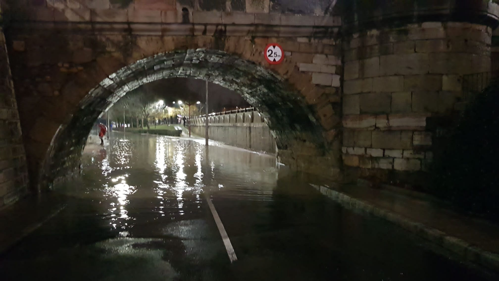 El caudal del Bernesga sobrepasa el cauce del río y obliga a cortar el Paseo de Salamanca en la capital