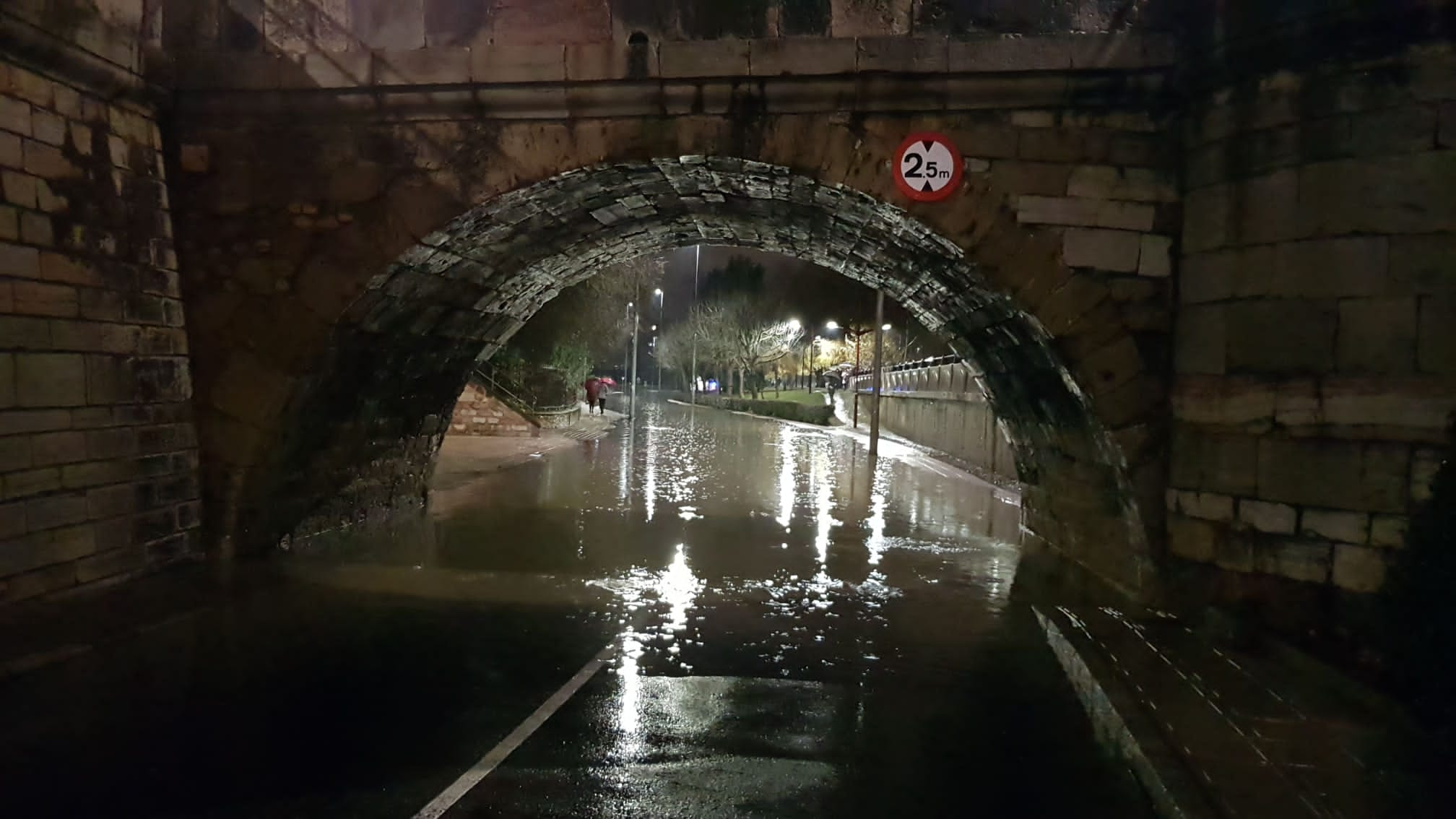 El caudal del Bernesga sobrepasa el cauce del río y obliga a cortar el Paseo de Salamanca en la capital