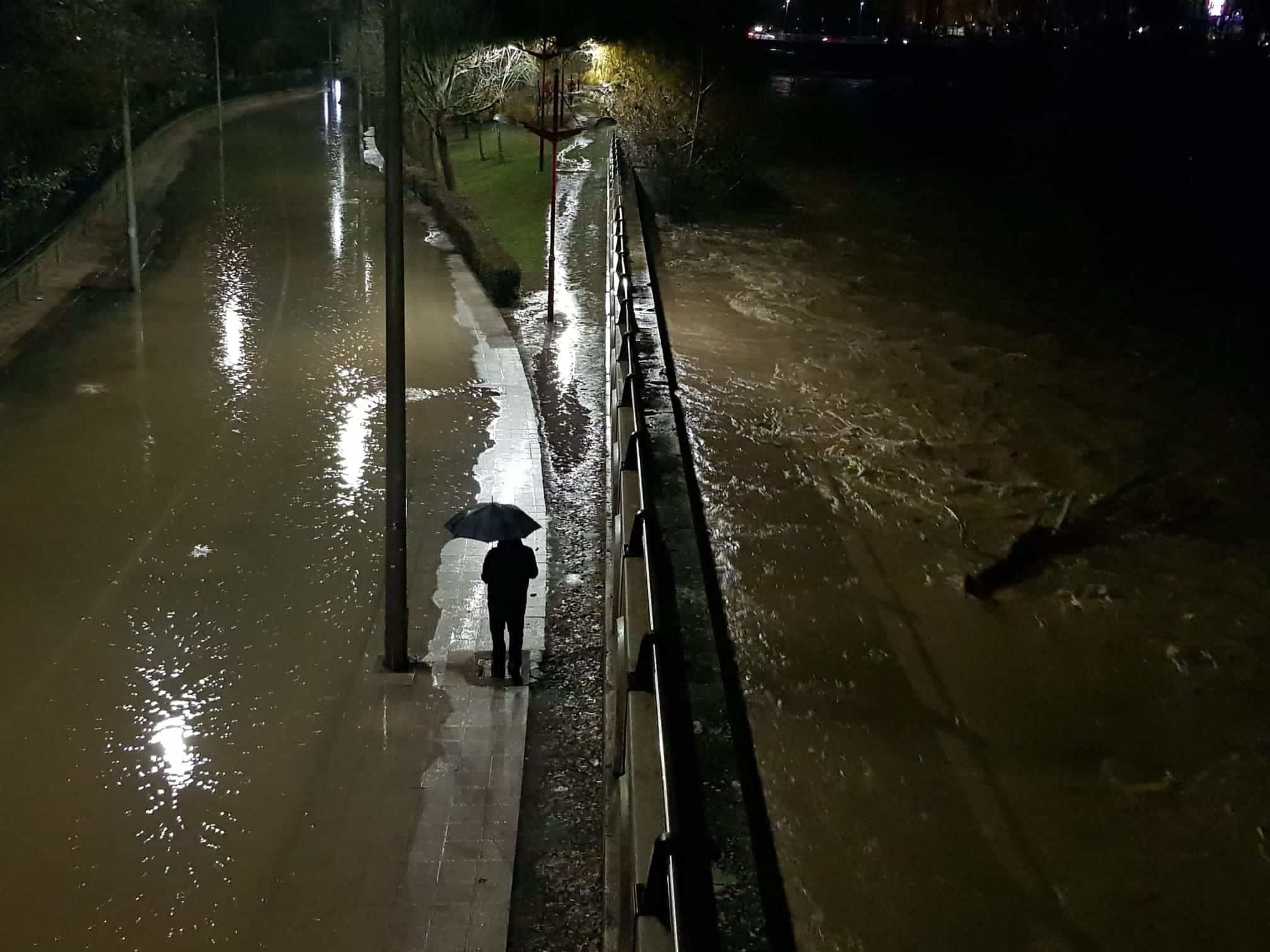 El caudal del Bernesga sobrepasa el cauce del río y obliga a cortar el Paseo de Salamanca en la capital