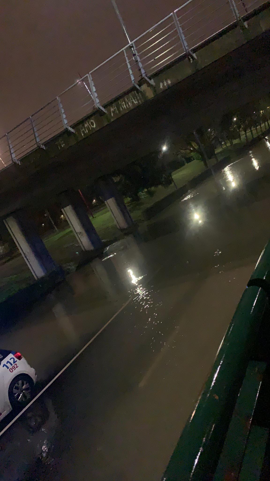 El caudal del Bernesga sobrepasa el cauce del río y obliga a cortar el Paseo de Salamanca en la capital