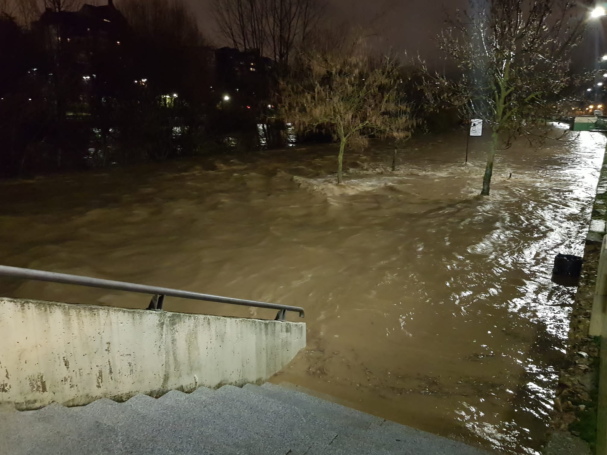 El caudal del Bernesga sobrepasa el cauce del río y obliga a cortar el Paseo de Salamanca en la capital