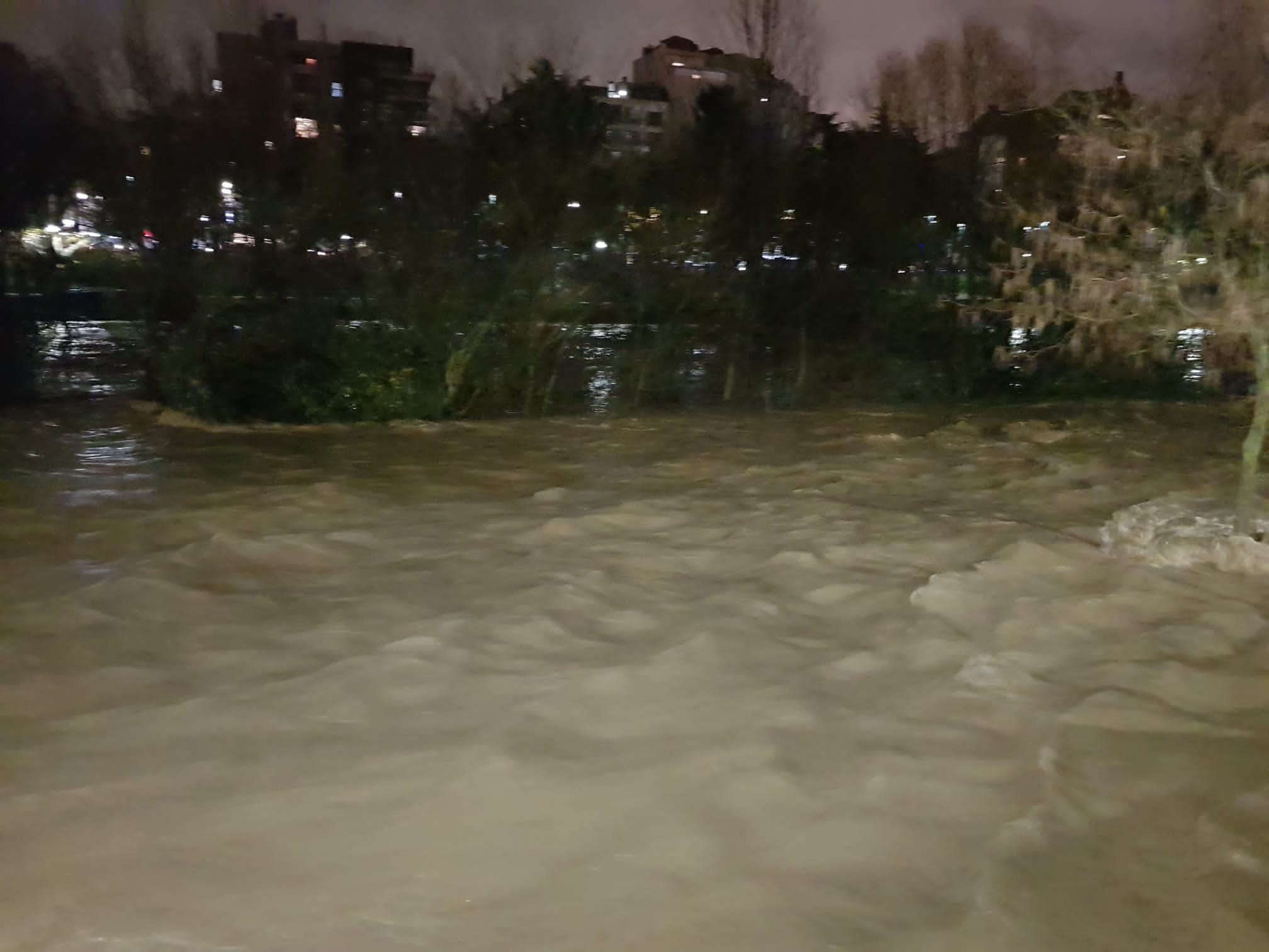 El caudal del Bernesga sobrepasa el cauce del río y obliga a cortar el Paseo de Salamanca en la capital