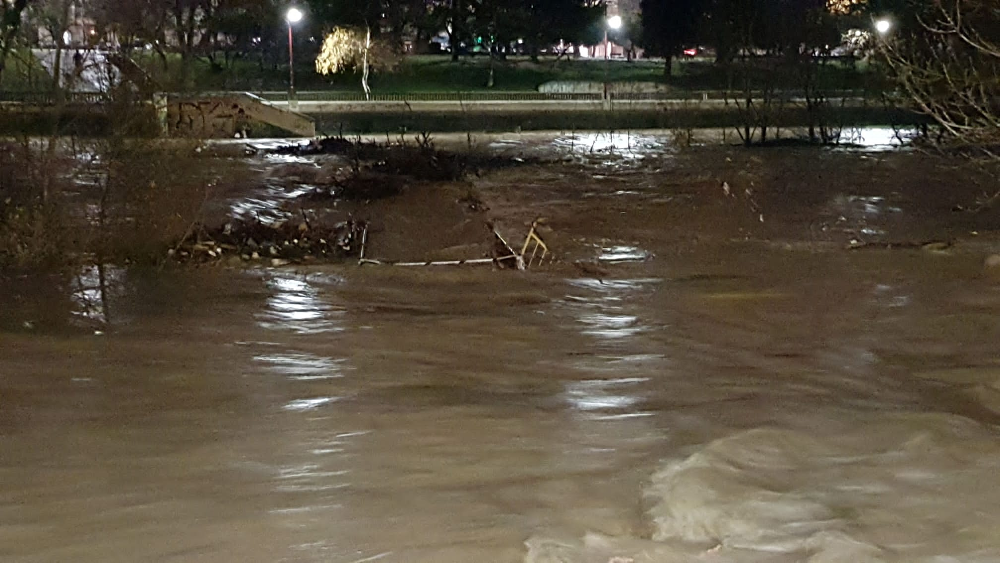 El caudal del Bernesga sobrepasa el cauce del río y obliga a cortar el Paseo de Salamanca en la capital